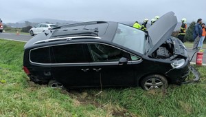 Dopravná nehoda troch vozidiel: Medzi zranenými sú tri osoby