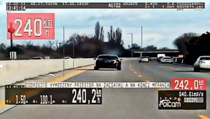 Šofér si z cesty spravil pretekársku dráhu. Rútil sa 240 km/h