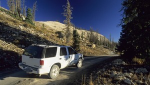 Jazdiť autom po poli a lese môžete aj bez vodičáku