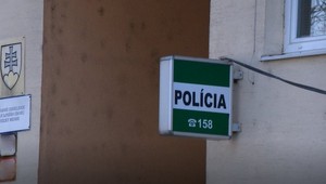 Muž na vozíku poprosil mladú ženu o pomoc. Následne sa ju pokúsil sexuálne zneužiť