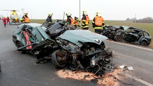 Muž sa čelne zrazil s autom, v ktorom sedela jeho rodina