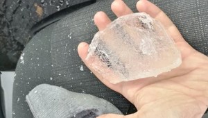 Ľad z kamióna mu rozbil čelné sklo. Vinník je neznámy