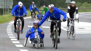 Moderátor vs. redaktor. Jojkárske celebrity si to rozdali na bicykloch