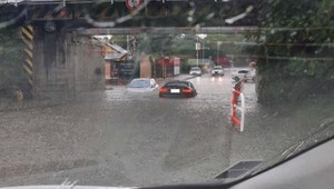 Komárnom sa prehnala silná búrka. Voda zaplavila cesty aj pivnice