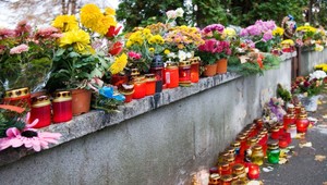 Rodina podľa zvyku musí strážiť nebožtíka. Nespala 11 nocí, čaká na poisťovňu