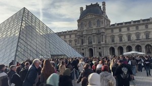 Francúzska polícia zadržala dvoch mužov po lúpeži šperkov z Louvru
