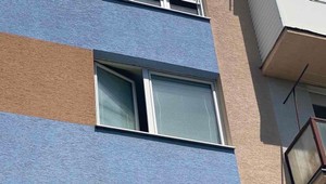 Dvojročné dievča vypadlo z okna paneláku v Šali. Na mieste zasahoval záchranársky vrtuľník