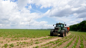 Štát vyplatil poľnohospodárom meškajúce dotácie. Ako prvé museli zaplatiť pôžičky