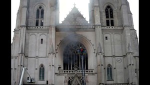 Deň po požiari katedrály v Nantes: Polícia zatkla muža (39), ktorý tam pracoval. Za podozrivého ho ešte neoznačili
