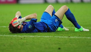 VIDEO. Poľský brankár Tytoň trafil hlavou žrď a stratil vedomie!