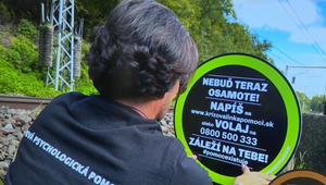 Na život si chce siahnuť čoraz viac mladých ľudí. Pomôcť majú cedule, ktoré môžu zachrániť život