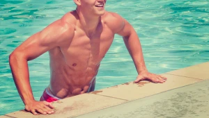 TENTO chlapík si namiesto tvrdej driny vytetoval na brucho tehličky