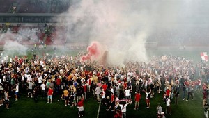 Zápas Slavie Praha s Hajdukom stopli stovky narušiteľov na ihrisku