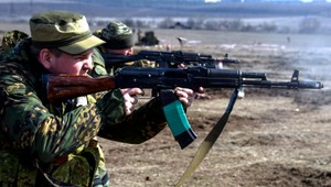 Ruská armáda mení taktiku, v Donbase sa sústreďuje na výcvik