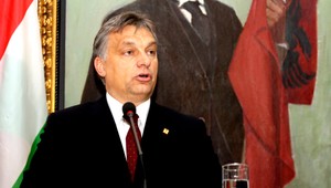 Orbán sa pridal k Ficovi, zastáva sa Putina