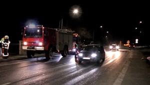 Nebezpečné cesty. Chvíľu po nich tečie voda a chvíľu je tam čistý ľad