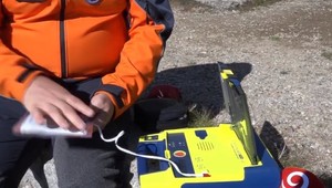 Kolaps mladíka priamo na trávniku prínútil kompetentných konať. Dnes už by mu vedeli život zachrániť