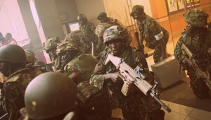 Teroristický masaker v Keni stále pokračuje