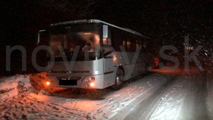 Tridsať detí uviazlo v autobuse, zablokoval ho skrížený kamión