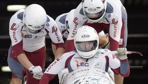 Lotyšské kvarteto bobystov najrýchlejšie, kolegovia z tímu havarovali