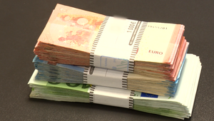 Úrad inšpekčnej služby zadržal policajta pri preberaní úplatku vo výške 6 000 eur