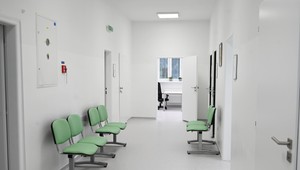 Bombu v nemocnici v Trnave mali hľadať aj zamestnanci. Čo na to bezpečnostný analytik?