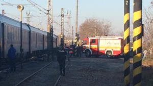 Pri Sládkovičove sa zrazil vlak s autom. Vodič stihol z auta ujsť