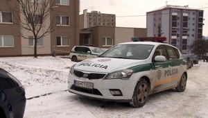 O život prišiel policajt z Jelšavy. Susedia ho našli ležať na chodbe