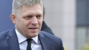 Fico pohladkal psa, niektorí kolegovia by to vraj urobiť nemohli