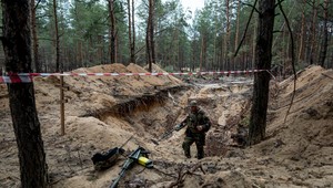 Na oslobodených územiach v Charkovskej oblasti exhumovali stovky tiel