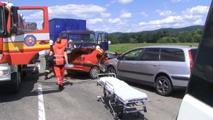 Vážna nehoda na R1. Pri Banskej Bystrici sa zrazili autá s kamiónom