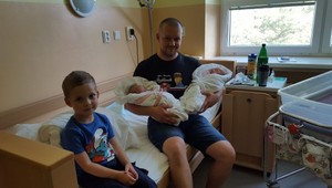 FOTO: Policajti sprevádzali do pôrodnice rodiacu ženu