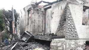 Chatu v noci zachvátil požiar, zhorela do tla. Vo vnútri spal jej majiteľ