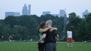 Páni pozor! Bozkávanie v práci zakážu...