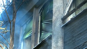 Muž prichytil zlodeja pri čine. Po brutálnej bitke ho aj podpálil, už je v rukách polície