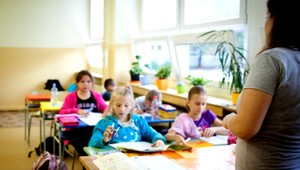 Škola je zadarmo len zdanlivo. Výbava prváka a poplatky stoja rodičov aj stovky eur