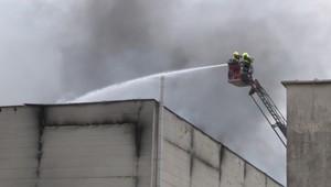 Požiar v priemyselnom areáli v Dubnici nad Váhom lokalizovali. Ochladzujú technologické zariadenia