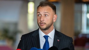 Vládna koalícia sa naďalej snaží udržať pri moci a zabrániť predčasným voľbám