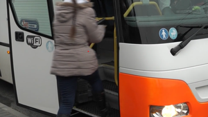 Šikanu neradno podceňovať: Dievča v autobuse zbil, pľuval jej pod nohy a vulgárne jej nadával