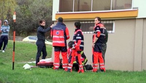 Muž (†63) ležal pred panelákom. Skočil z balkóna?