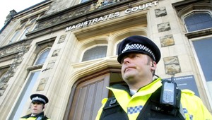 Adamovi v Anglicku hrozilo 25 rokov vo väzení, súd ho oslobodil