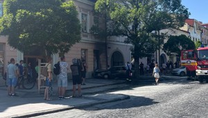 Staršie auto začalo horieť v strede námestia vo Zvolene