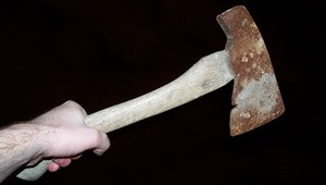 Upozornil mužov pre odpaľovanie pyrotechniky, napadli ho sekerou