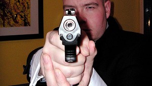 Muž pod vplyvom alkoholu začal strieľať z okna. Tvrdí, že mieril len na šišky