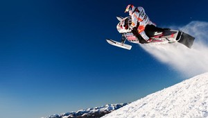 VIDEO: Deväť metrov vysoké skoky na snežných skútroch. BLÁZNI!!!