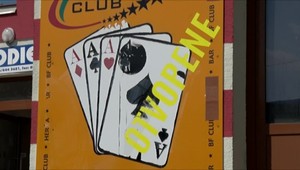 Krvavá bitka v krčme. Mladík skončil s bodnou ranou v nemocnici