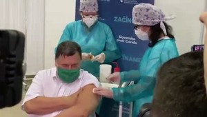Prvý zaočkovaný profesor Krčméry sa cíti dobre. Vakcínu dostane aj prezidentka Čaputová
