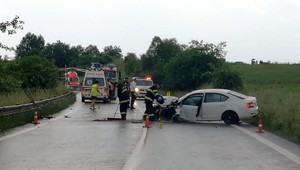 Zrážka motorky s osobným autom si vyžiadala dva životy. Na mieste zasahoval vrtuľník