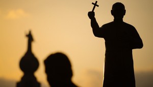 Exorcizmus v praxi. Kňaz vyháňa diabla z tela ženy