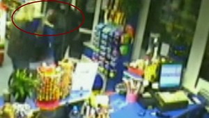 Benzínku prepadla starenka so zbraňou!